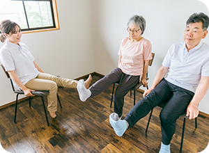 椅子に座ったままの膝伸ばしトレーニング